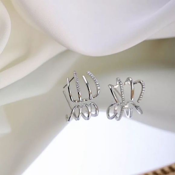 Claw earringsCharms Wrap huggie earrings, Dainty bridesmaid earrings for her - Picture 8 of 9